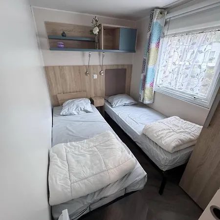 Mobile 44 Bois Dormant مكان تخييم *