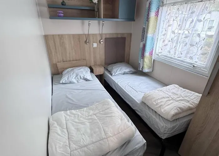 Mobile 44 Bois Dormant مكان تخييم *