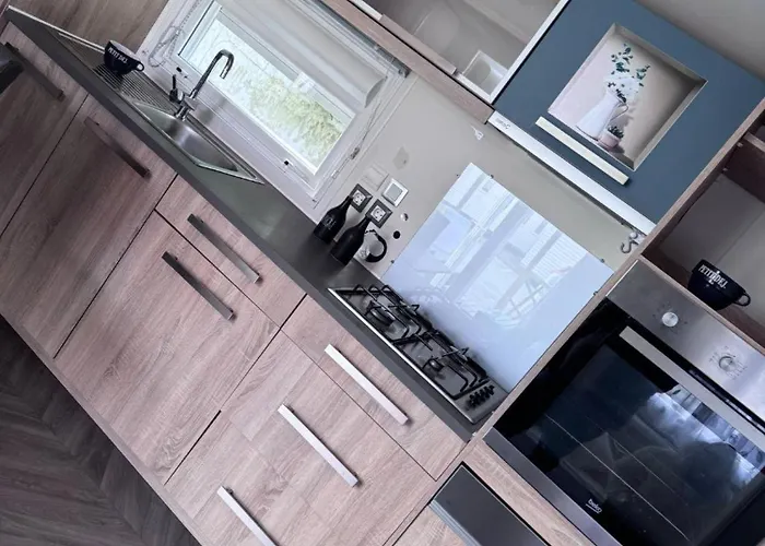 Mobile 44 Bois Dormant مكان تخييم *